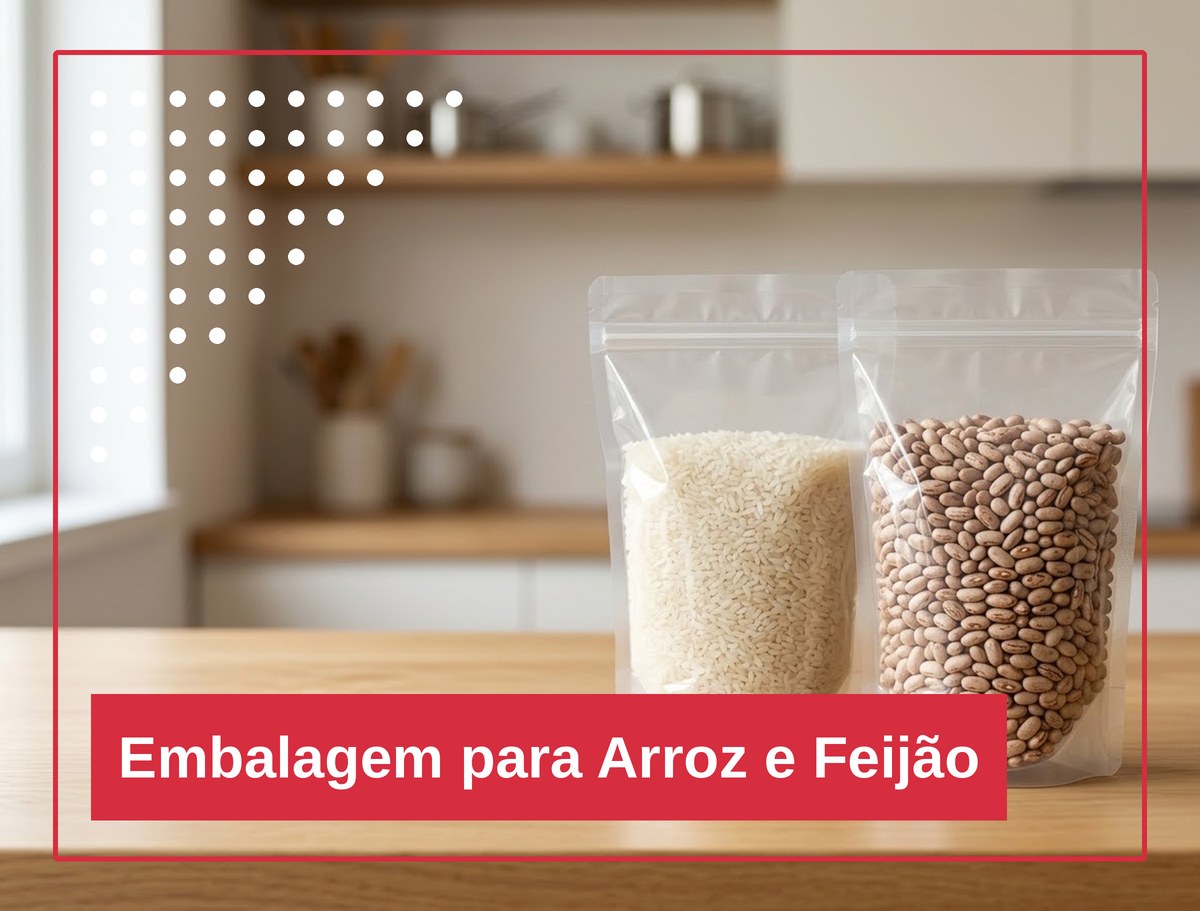 Dois sacos stand up pouch transparentes com arroz e feijão sobre uma bancada de cozinha